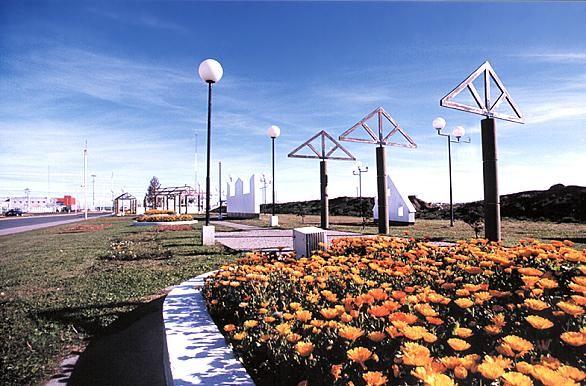 Paseo de Río Grande con canteros de flores y esculturas
