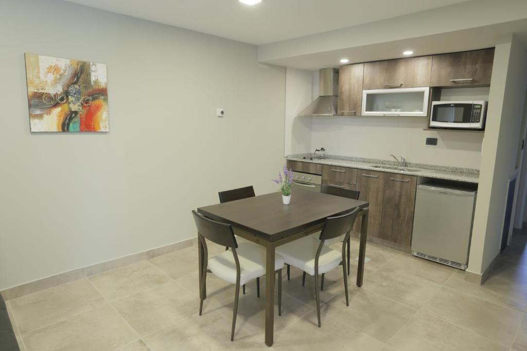 Cocina comedor equipada con microondas y mesa para cuatro