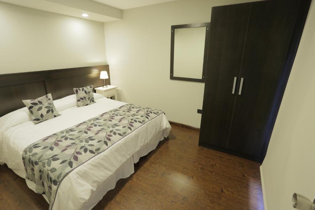 Dormitorio con cama doble y placard
