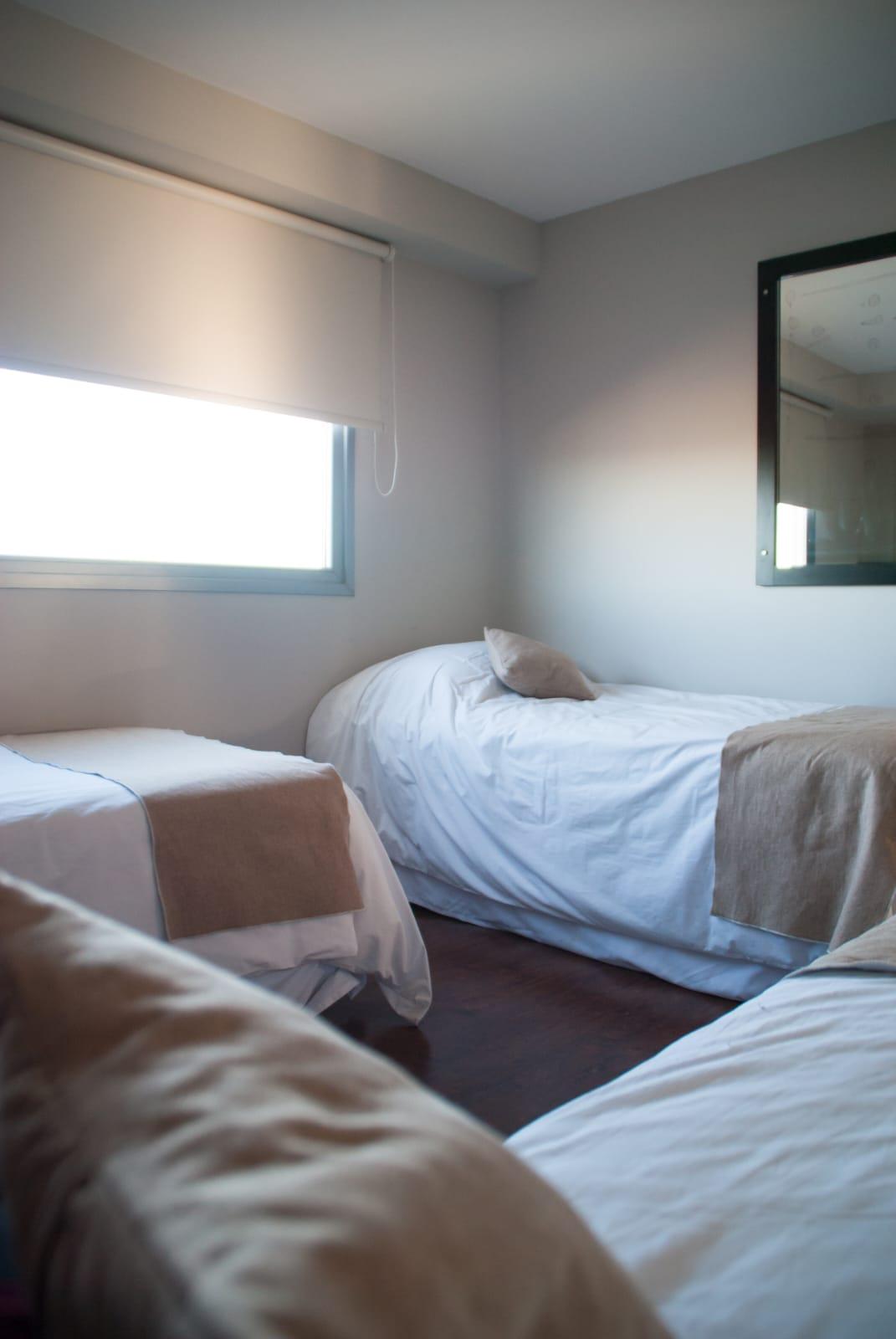 Dormitorio con dos camas individuales