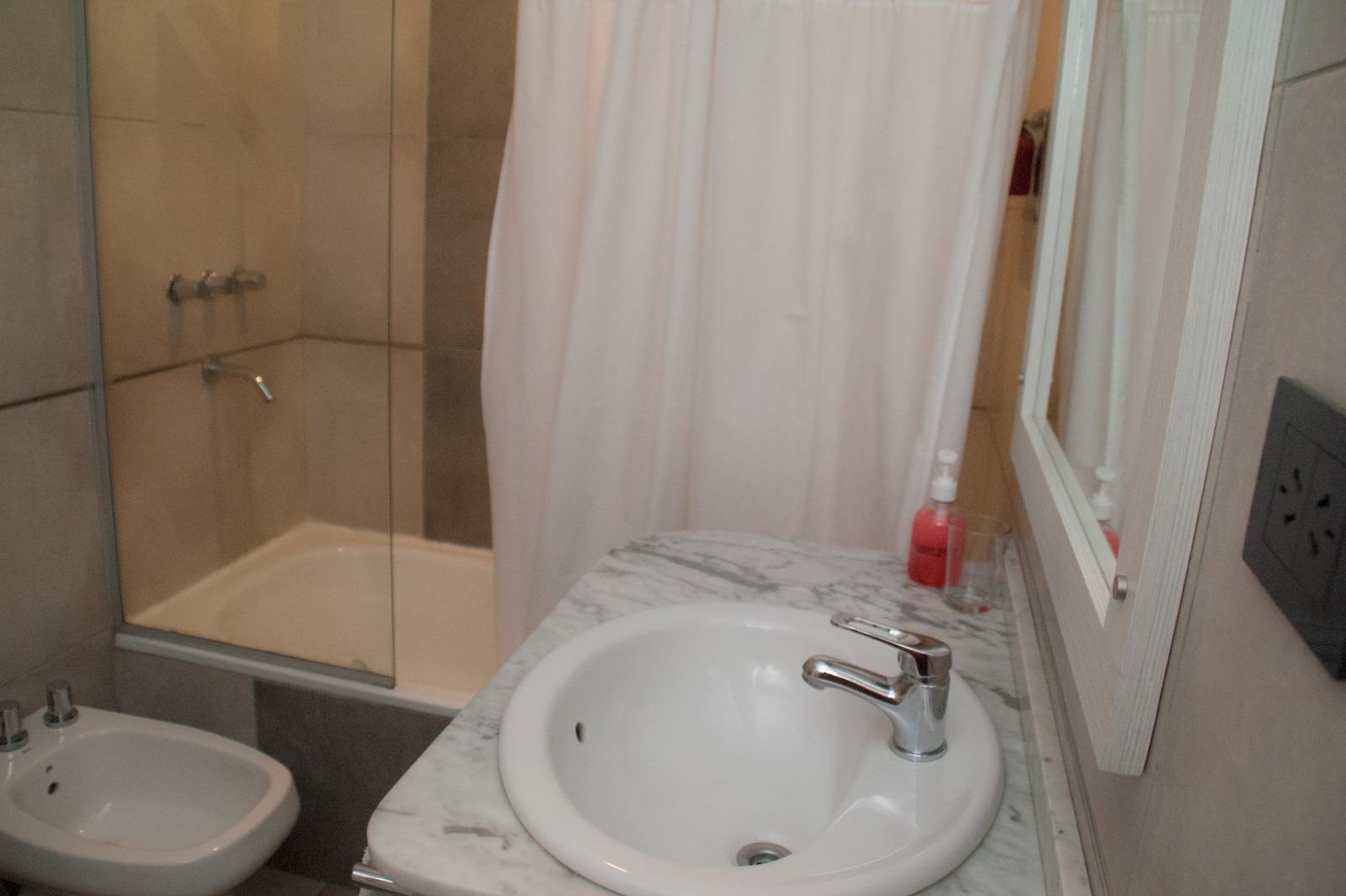 Baño con lavatorio e inodoro