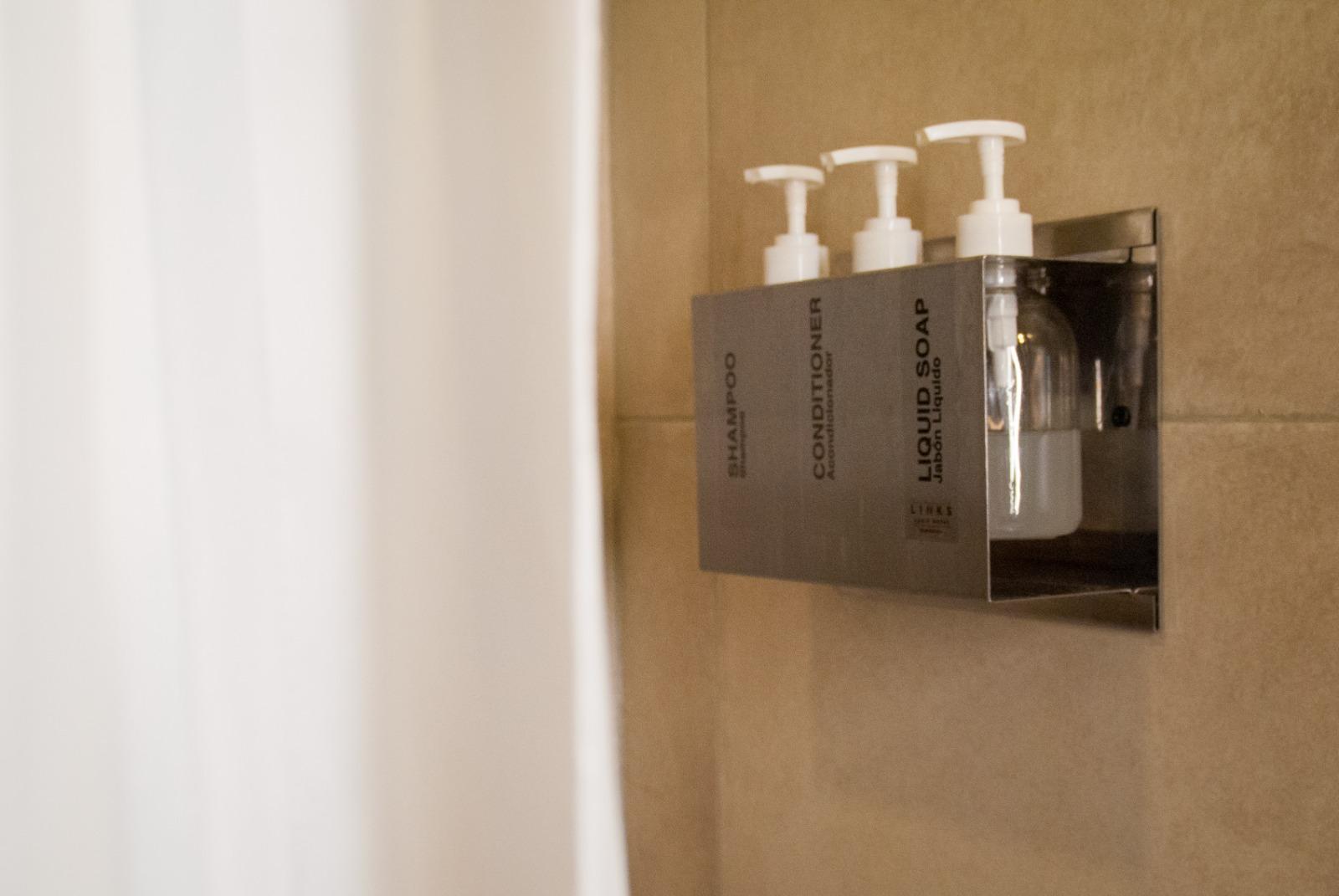 Dispensers de jabón y shampoo en el baño