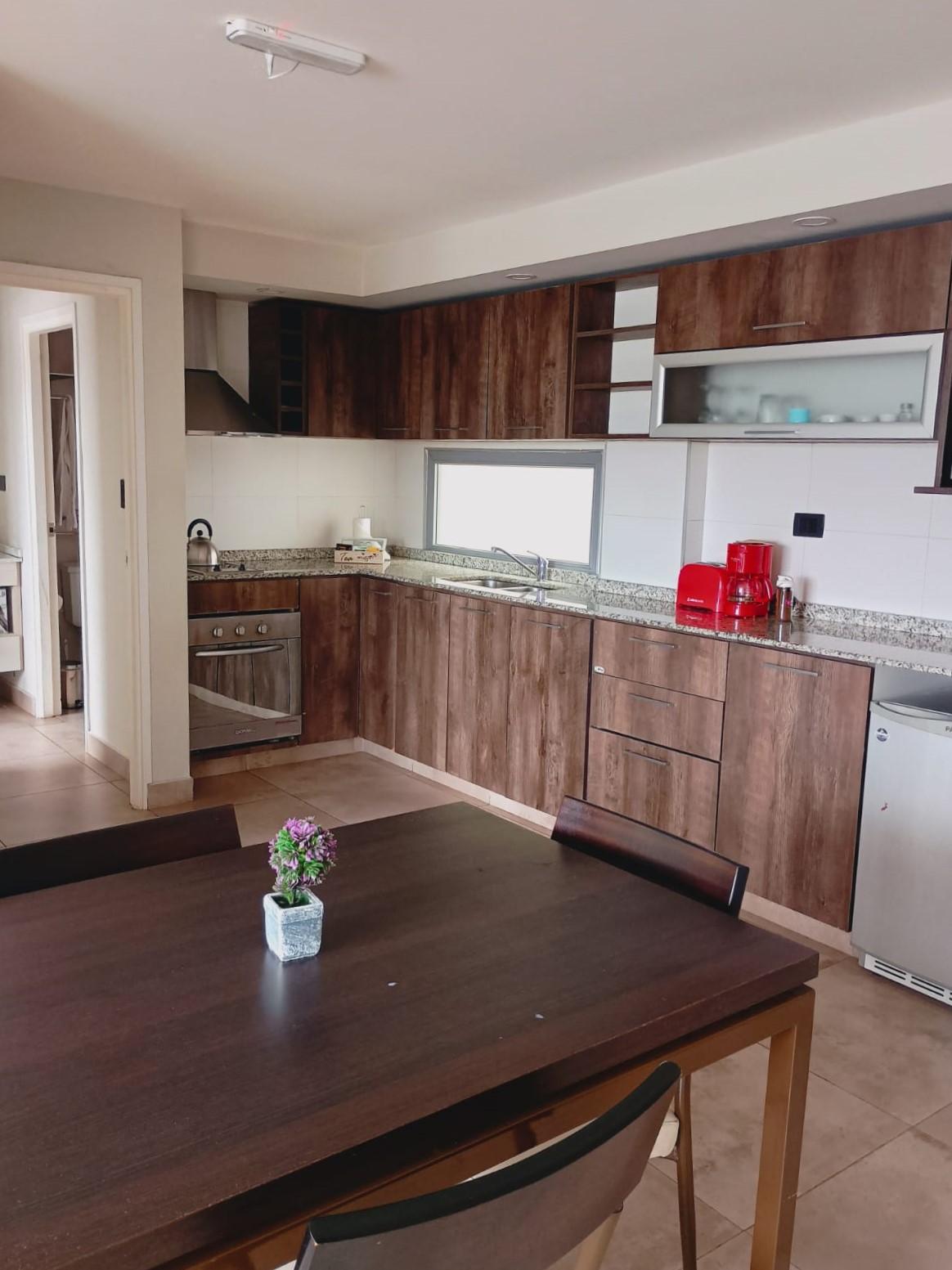 Cocina comedor con mesa de madera