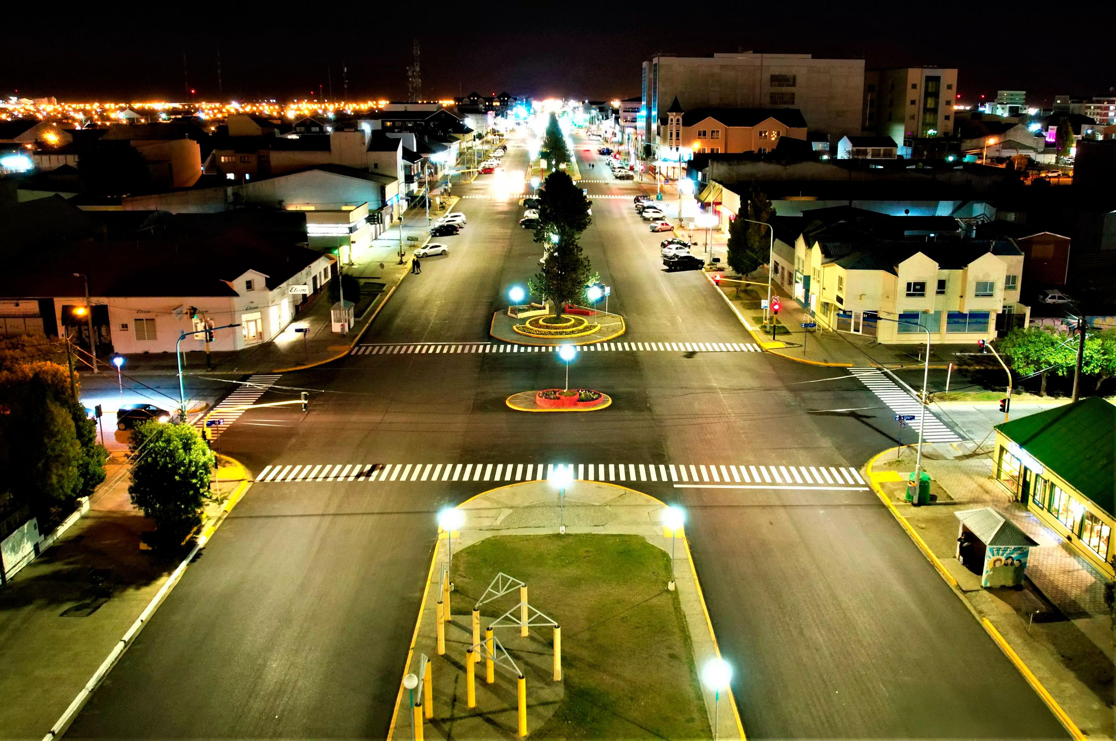 Vista aérea nocturna de una avenida de Río Grande